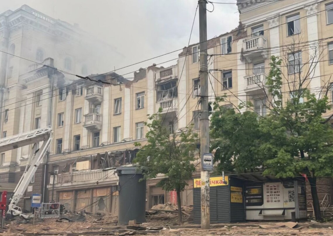 По жилому дому в Днепре удар был нанесен противокорабельной ракетой Х-22, сообщил мэр. В городе 20 апреля объявлен траур.