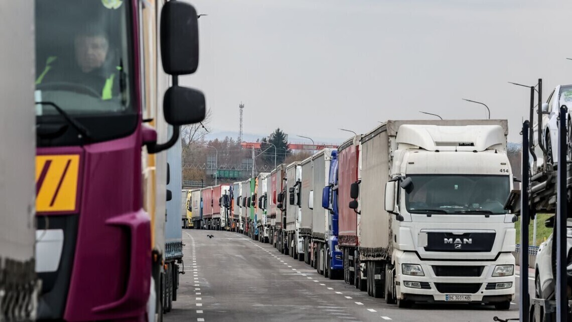 На утро воскресенья, 21 апреля, на украинско-польской границе в очередях стоят около 1700 грузовиков.