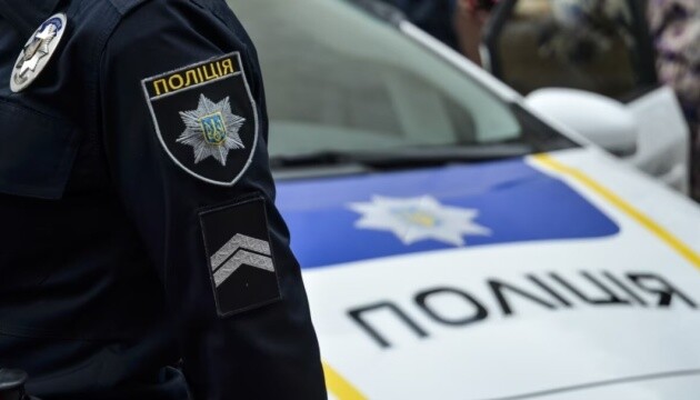 В Бериславе Херсонской области от взрывов двух вражеских FPV-дронов лёгкие ранения получили двое сотрудников полиции.