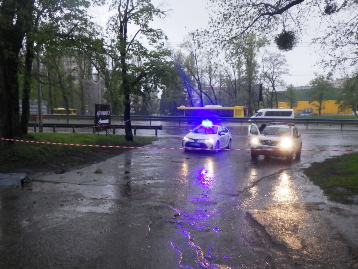 В Голосеевском районе Киева утром в воскресенье, 21 апреля, раздался взрыв. Вероятно, сдетонировала граната, погиб мужчина.