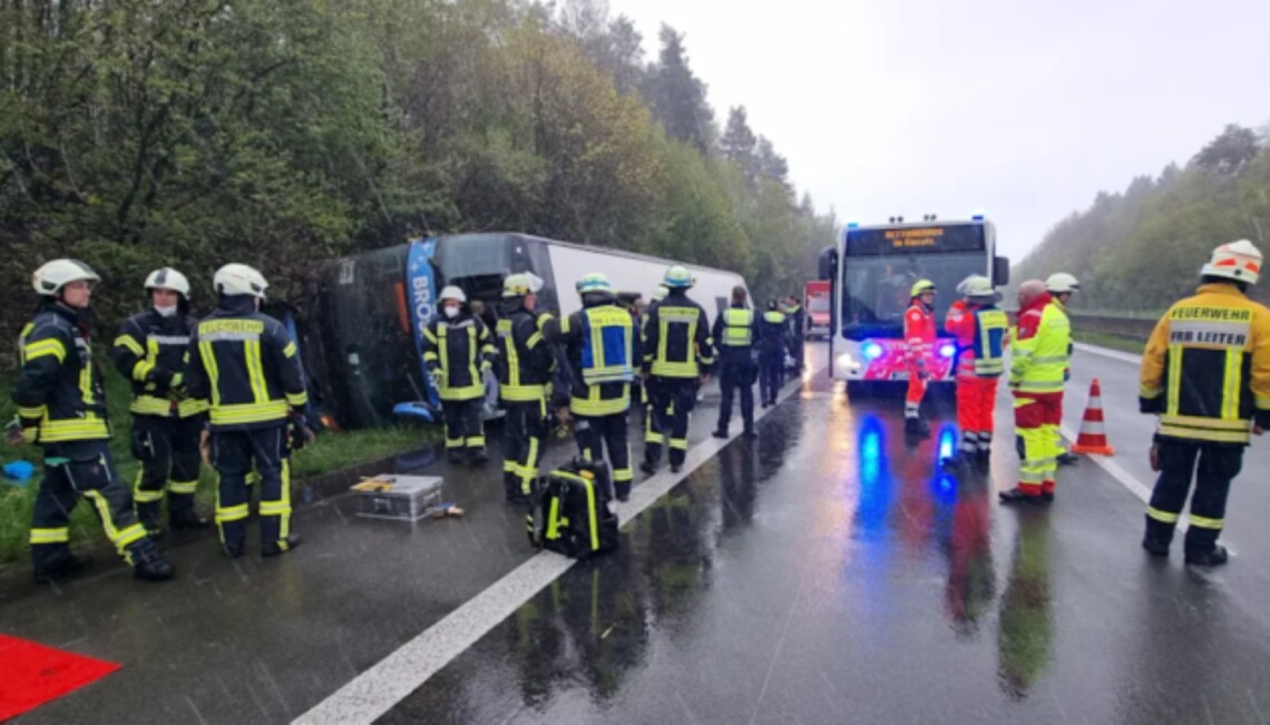 В Германии перевернулся двухэтажный автобус со старшеклассниками, которые направлялись на экскурсию в Британию. В результате ДТП пострадали 27 подростков.