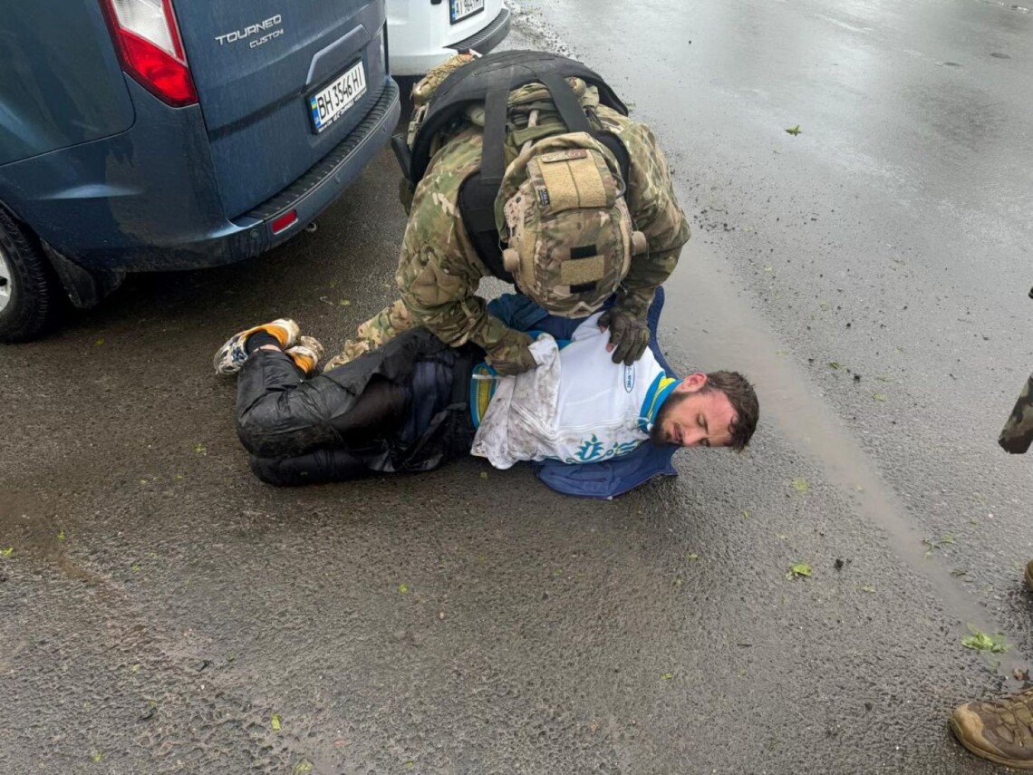 Мужчины, которые напали на полицейских в Винницкой области, планировали скрыться из Украины. Огонь по правоохранителям открыли из-за того, что перевозили боевые гранаты.