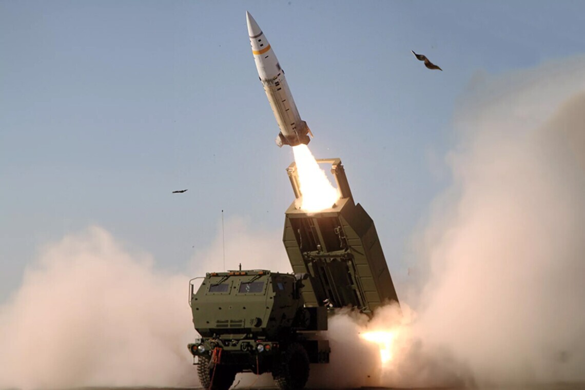 США могут отправить военную помощь, включая ракеты ATACMS, в Украину уже на следующей неделе, сразу после подписания документов Джо Байденом.