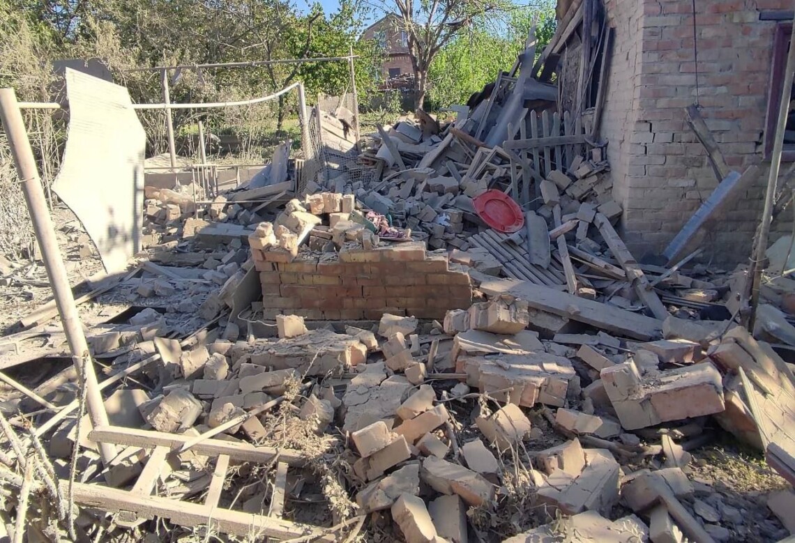 Россияне сегодня обстреляли Никопольский район ударными дронами и артиллерией, пострадала мирная жительница.