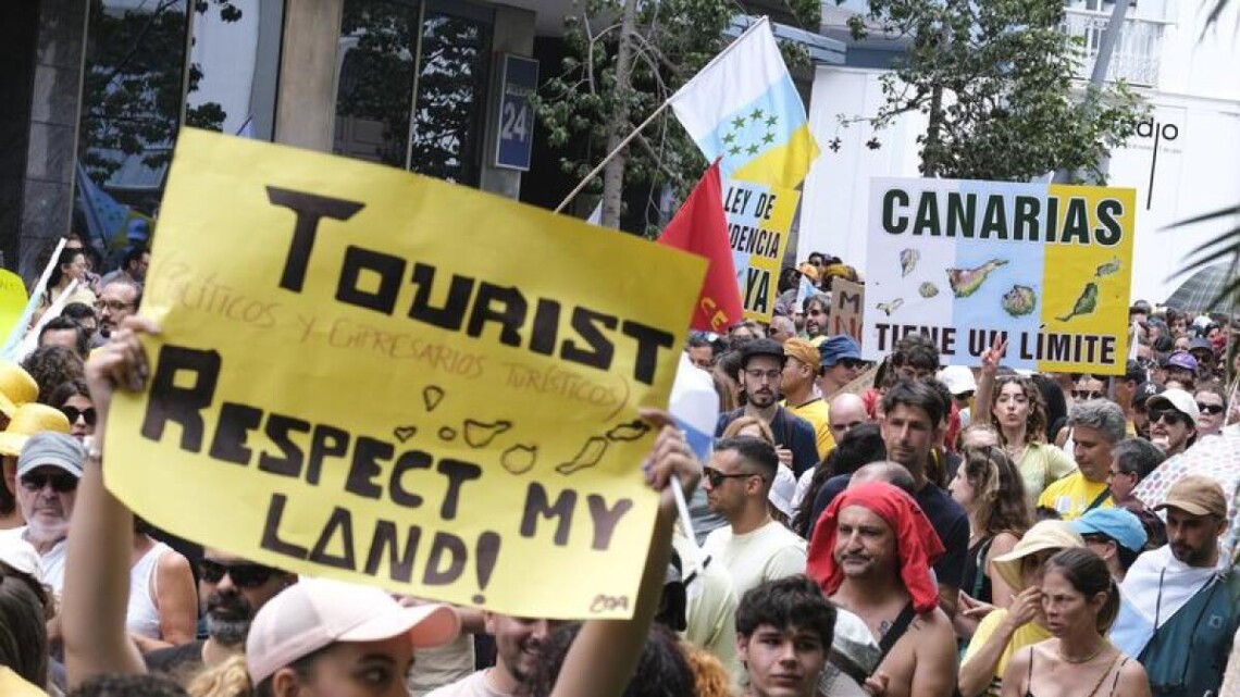 Десятки тысяч людей протестуют на Канарских островах с требованием сменить модель массового туризма, чтобы остановить бум краткосрочной аренды жилья.