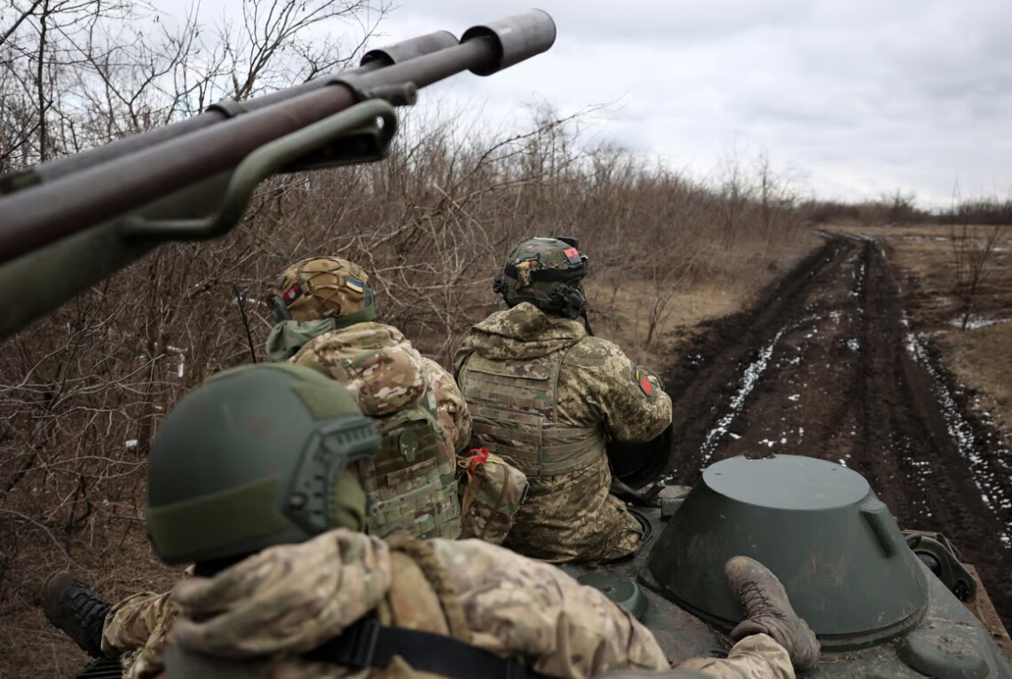 Военная помощь от США поможет замедлить наступление россии, но не остановить его, пишет FT со ссылкой на украинских топ-чиновников.