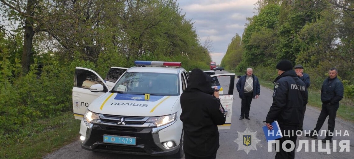 Пострадавший во время нападения в Винницкой области полицейский продолжает находиться в больнице.