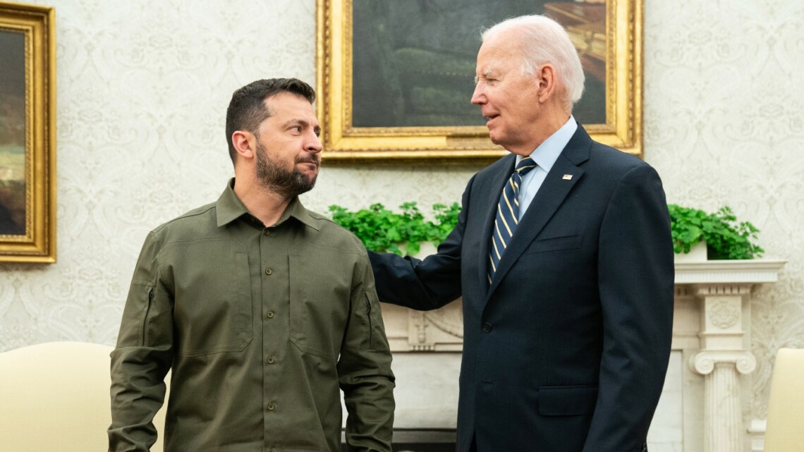 Президент Владимир Зеленский в понедельник, 22 апреля, провел телефонный разговор с американским лидером Джо Байденом.