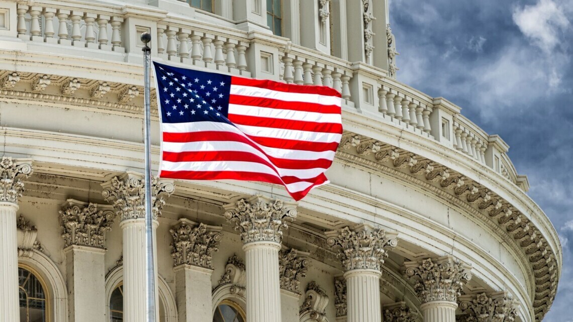 Сенат одобрил законопроект о предоставлении помощи Украине. Теперь документ должен подписать президент США Джо Байден.