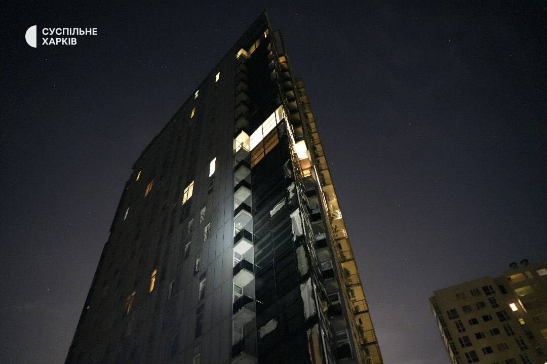 В результате ракетной атаки на Харьков ночью пострадали шесть человек. В жилом комплексе Шевченковского района повреждены три многоэтажки, кафе, магазины и десятки автомобилей.