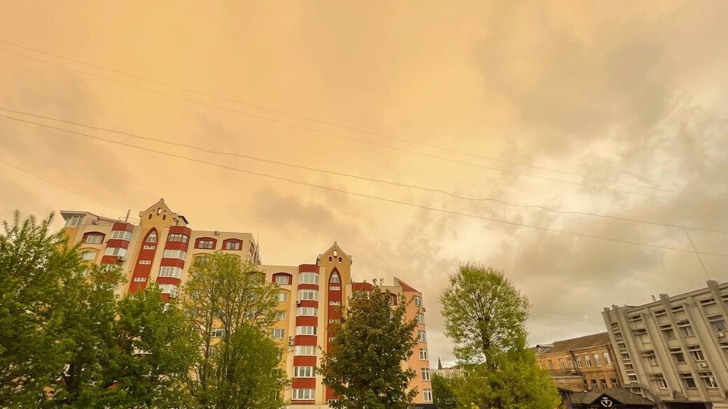 Грязные дожди и желтые облака могут наблюдаться в Украине из-за новой волны пыли из Сахары. Синоптики прогнозируют, что пыль будет оставаться в атмосфере над Украиной до пятницы.