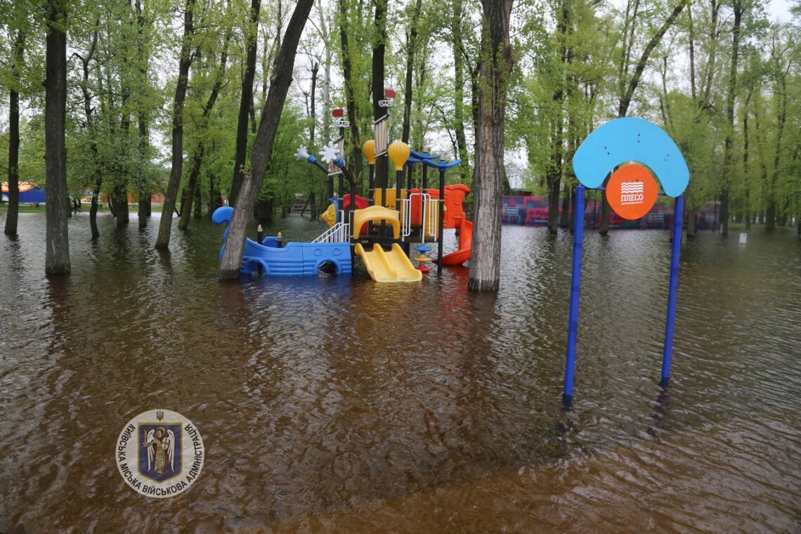 Вода из Днепра добралась до территории парков Муромец и Гидропарка. Для самого Киева пока нет угрозы от поднятия воды.