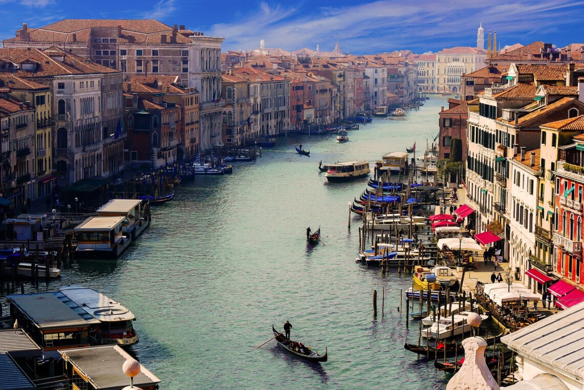 Венеция стала первым городом в мире, введшим плату за въезд с однодневных туристов. Любой посетитель, не остающийся на ночь, должен заплатить 5 евро.