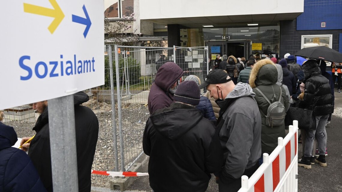 Украинских мужчин не будут лишать в Германии статуса беженцев, заявили в МВД страны. Отказ в предоставлении консульских услуг не повлияет на их статус.