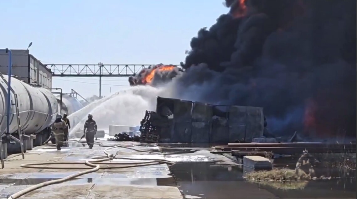 На предприятии в российском Омске горят три емкости с нефтепродуктами. Причина пожара – неизвестна.