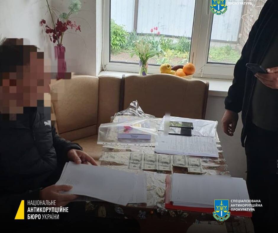 Антикоррупционные органы правопорядка разоблачили одного из руководителей районного суда Днепропетровской области и его посредника.