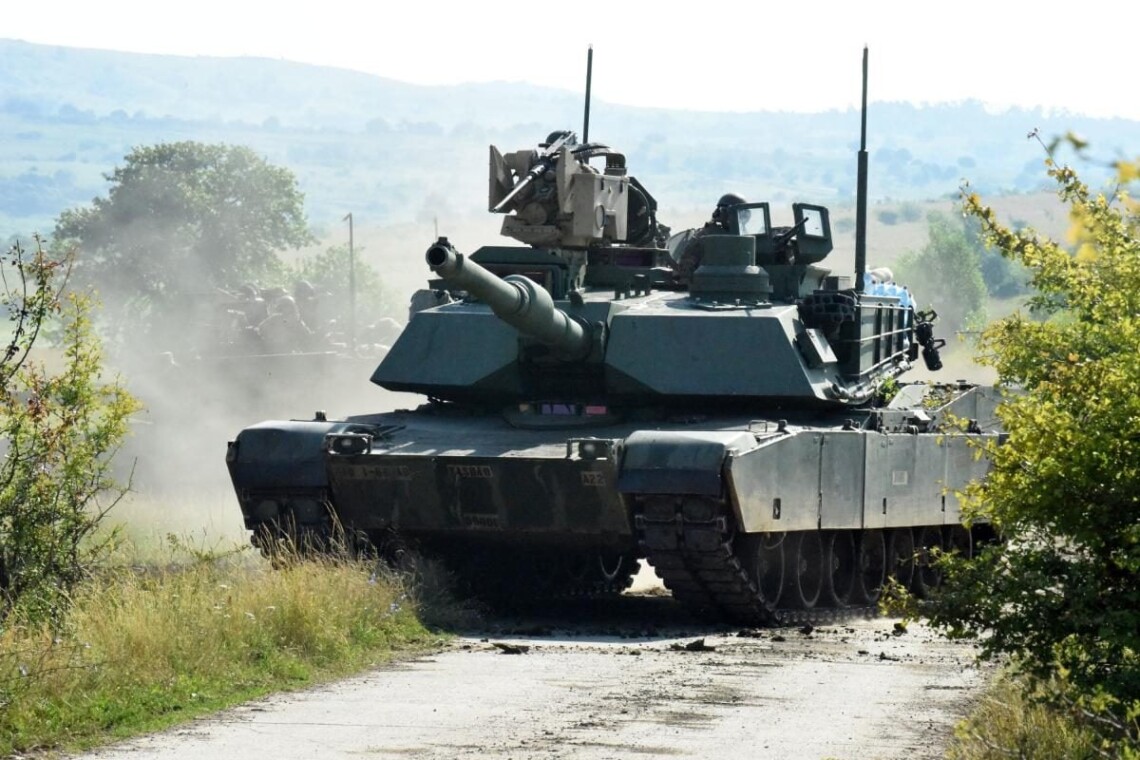 ВСУ временно отвели в тыл американские танки Abrams M1A1 из-за угрозы российских разведывательных и ударных дронов. Вместе с США Украина работает над новой тактикой их использования.