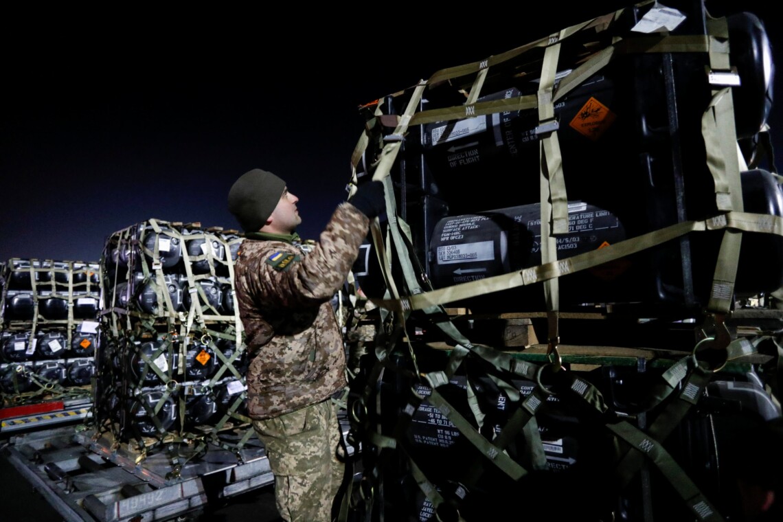 В Пентагоне заявили, что уже начали отправлять Украине часть оружия, боеприпасов и оборудования из нового пакета помощи.