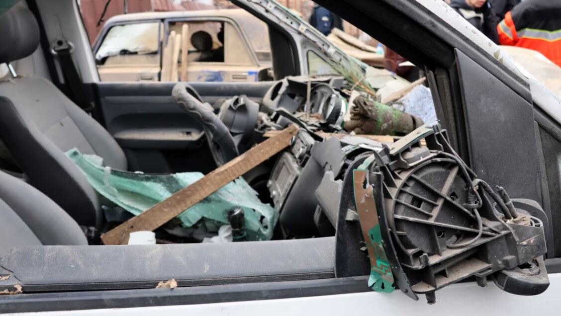 В пятницу российский дрон атаковал гражданский автомобиль в Харьковской области. В результате удара пострадали мирные жители.