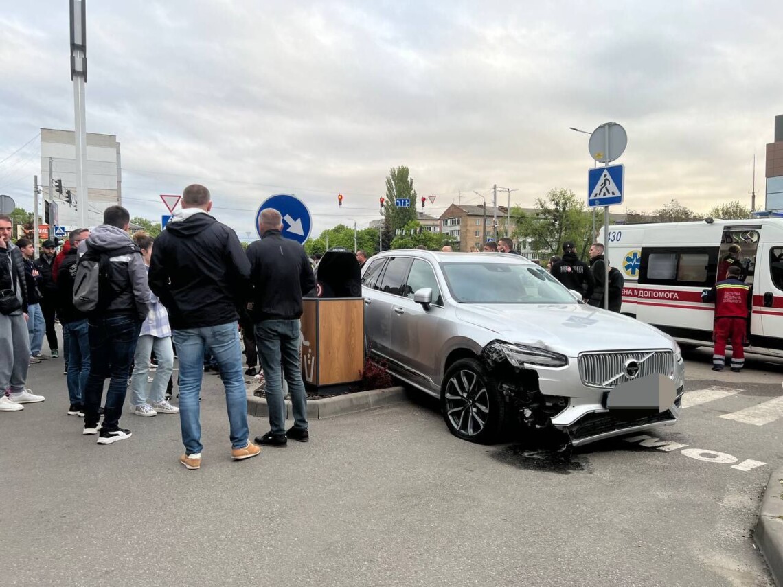 В Броварах Киевской области внедорожник въехал в толпу людей возле одного из ресторанов быстрого питания. В результате ДТП есть пострадавшие.