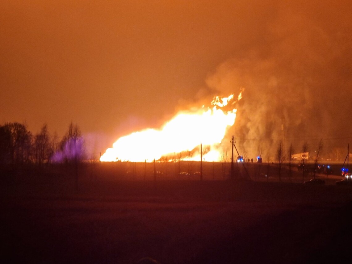 Ночью 27 апреля ряд районов Краснодарского края россии атаковали беспилотники, вспыхнул пожар на НПЗ.