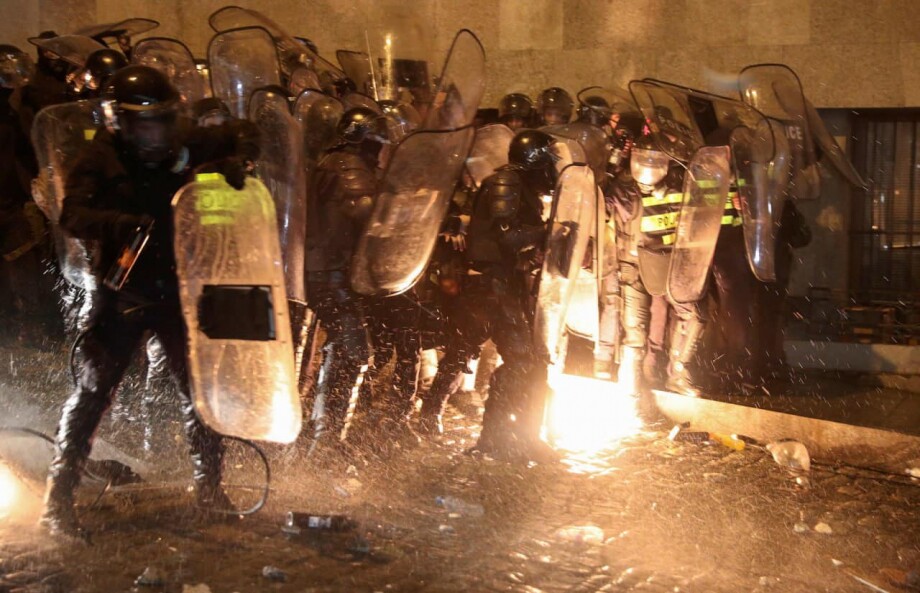 В Тбилиси перед зданием парламента начались столкновения протестующих с полицией, в ходе которых силовики применили слезоточивый газ.