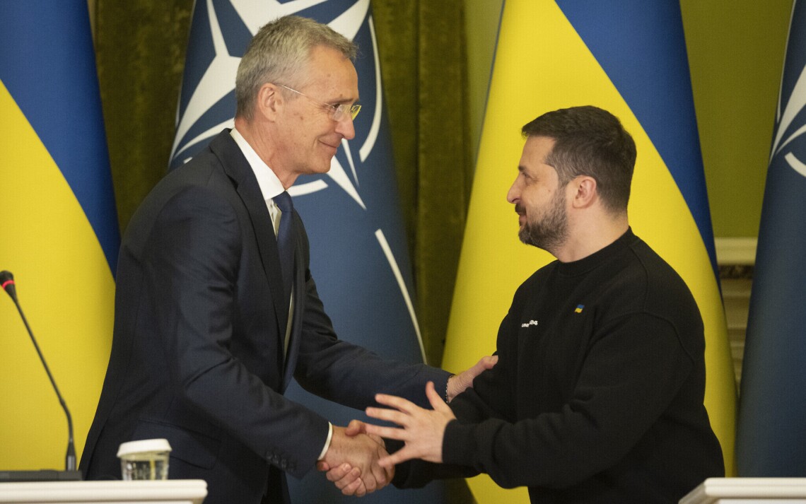 Генсек НАТО Йенс Столтенберг прибыл с необъявленным визитом в Киев. В столице Украины он встретился с президентом Владимиром Зеленским.