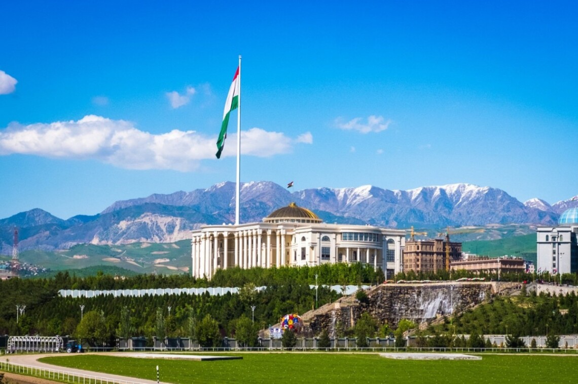 МИД Таджикистана вручил послу рф Семену Григорьеву ноту против ограничения прав таджикских граждан.