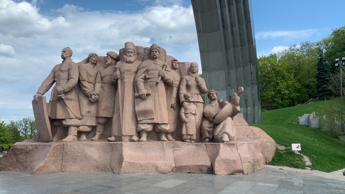 В Киеве под бывшей Аркой Дружбы народов демонтируют памятник в честь Переяславской рады. Он будет храниться на территории музея авиации.