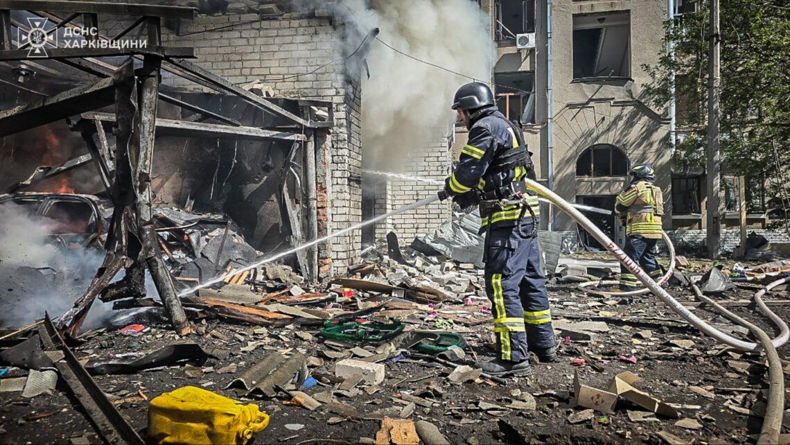 В Киевском районе авиабомба повредила более 40 частных гаражей и десять авто. В Холодногорском районе вражеская бомба убила работника Укрзализныци.