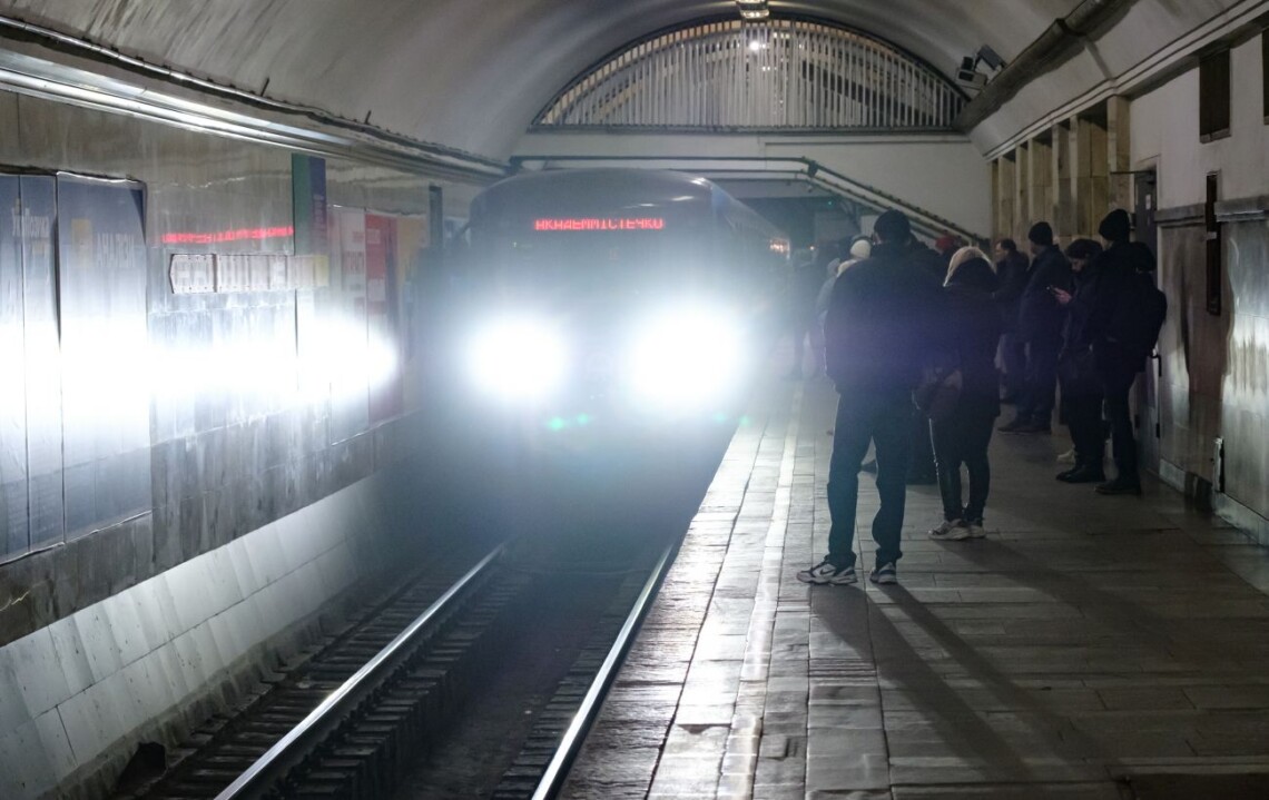 В аварийном тоннеле киевского метро между Демеевской и Лыбедской начался демонтаж железобетонных тюбингов. Работы стараются закончить до конца лета.