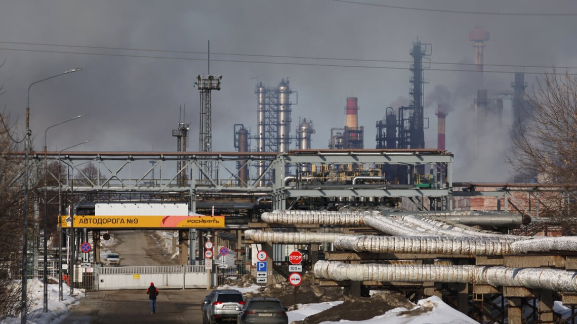 Дроны ГУР сегодня ночью атаковали нефтеперерабатывающие заводы в Рязанской и Воронежской областях россии. В Рязани цель поражена.