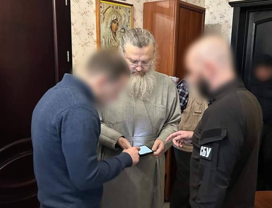 Служба безопасности Украины утром в среду проводит обыск у митрополита Запорожского и Мелитопольского Луки.