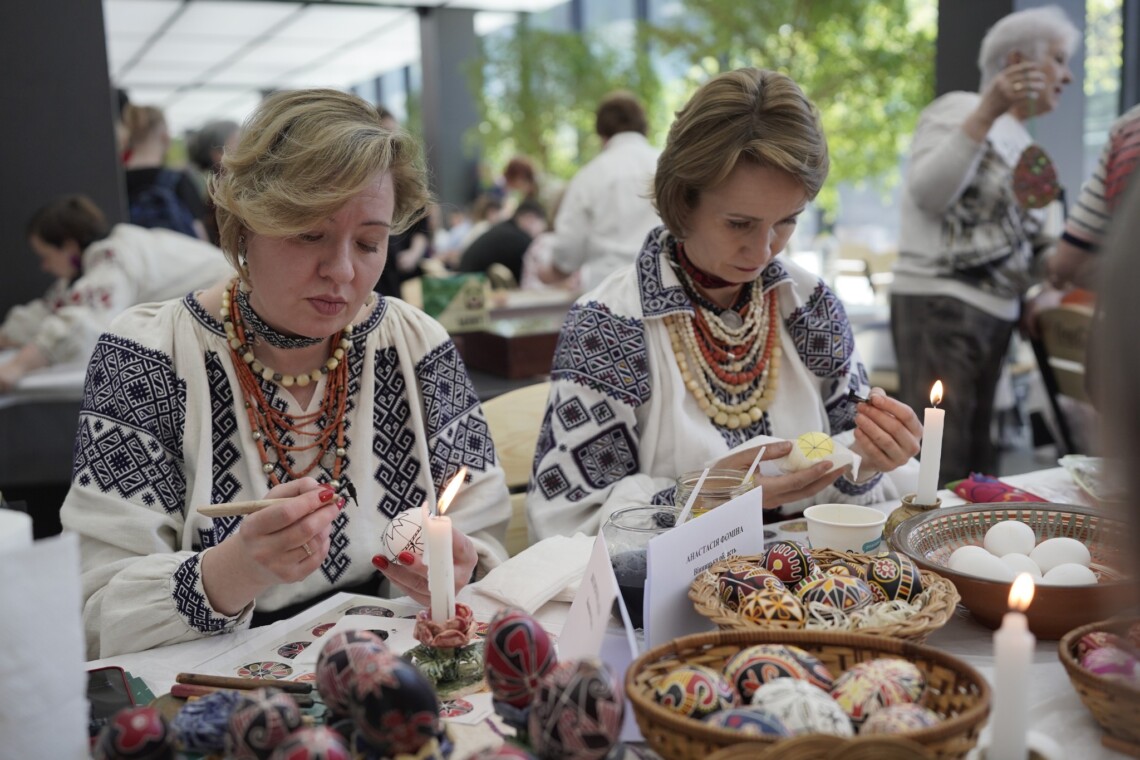 В течение пяти часов 530 участников их разных регионов Украины изготовили 800 пасхальных писанок.