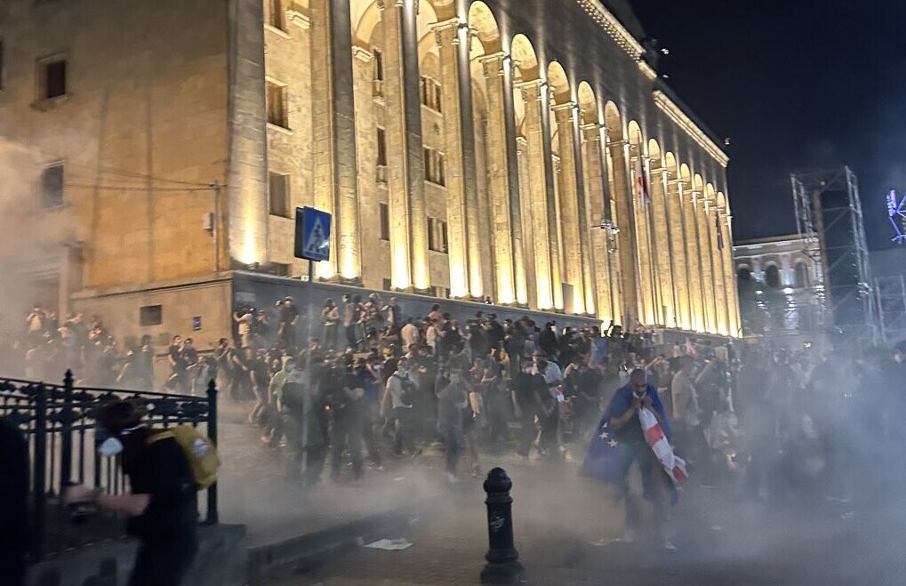 В Грузии протестующие снова вышли на акцию протеста после принятия во втором чтении закона об иноагентах.