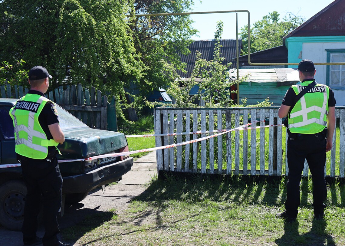 В доме в селе Житомирской области обнаружили тела супругов и 7-летнего ребёнка с огнестрельными ранениями.