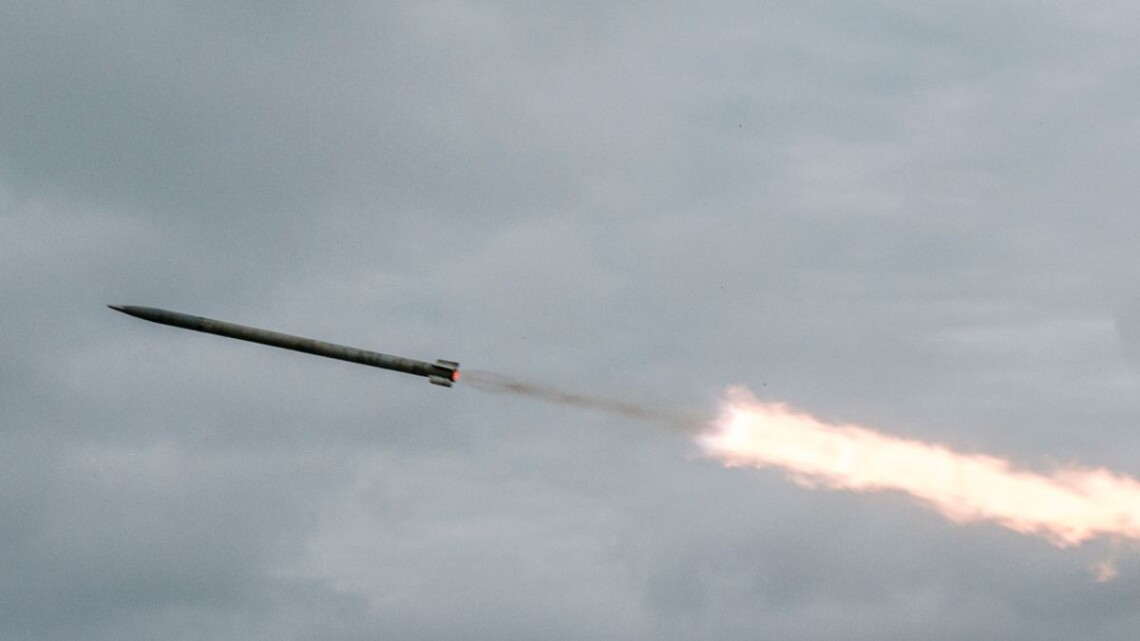 Российские оккупанты нанесли удар ракетой Х-59 по Николаевскому району, повредив промышленную инфраструктуру.