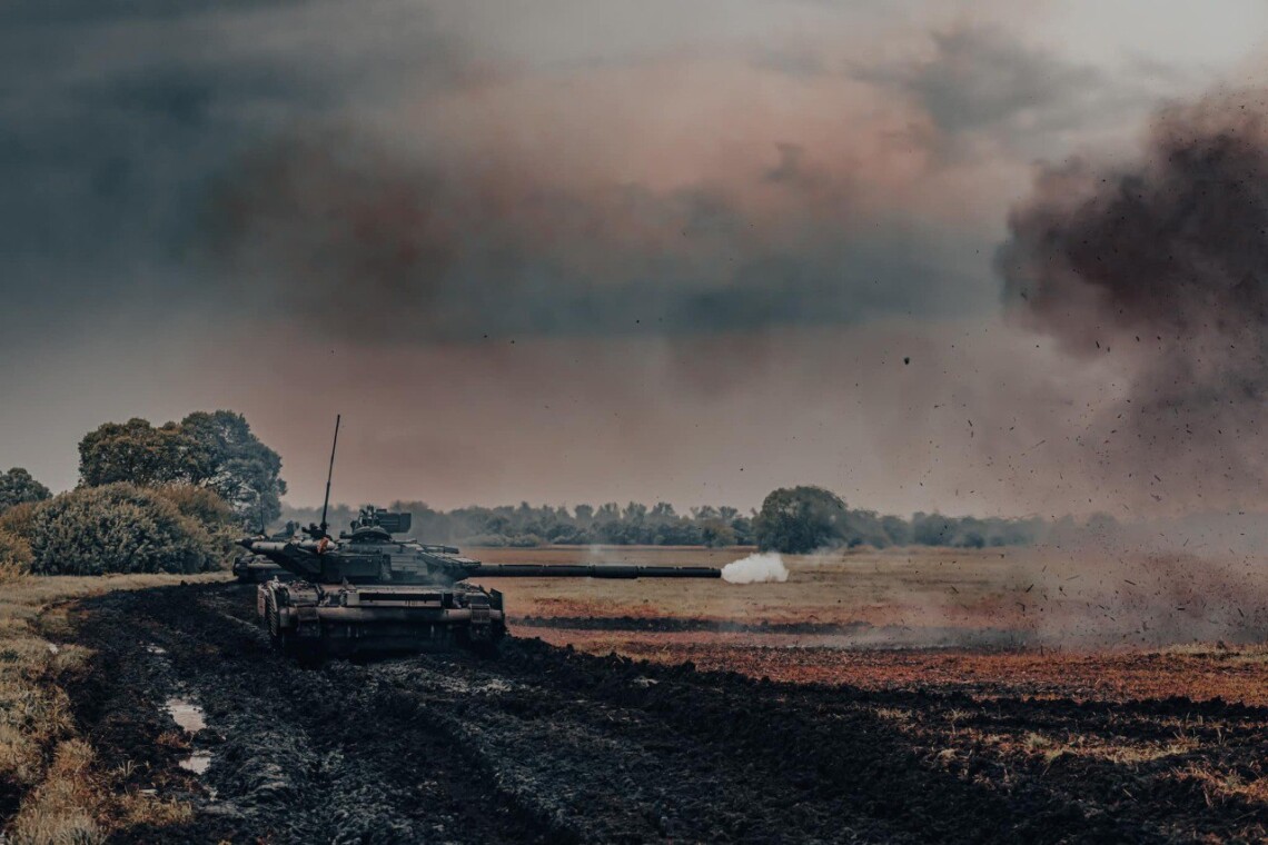 Российские войска не оставляют попыток захватить Часов Яр в Донецкой области. Теперь враг пытается обойти город по флангам, чтобы взять его в тиски.