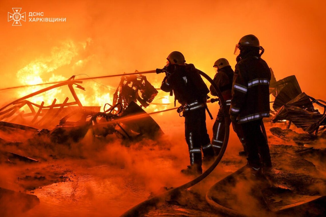 В Харькове ночью горело офисное здание, склады и шиномонтаж. Пострадали четыре человека, среди них ребёнок.