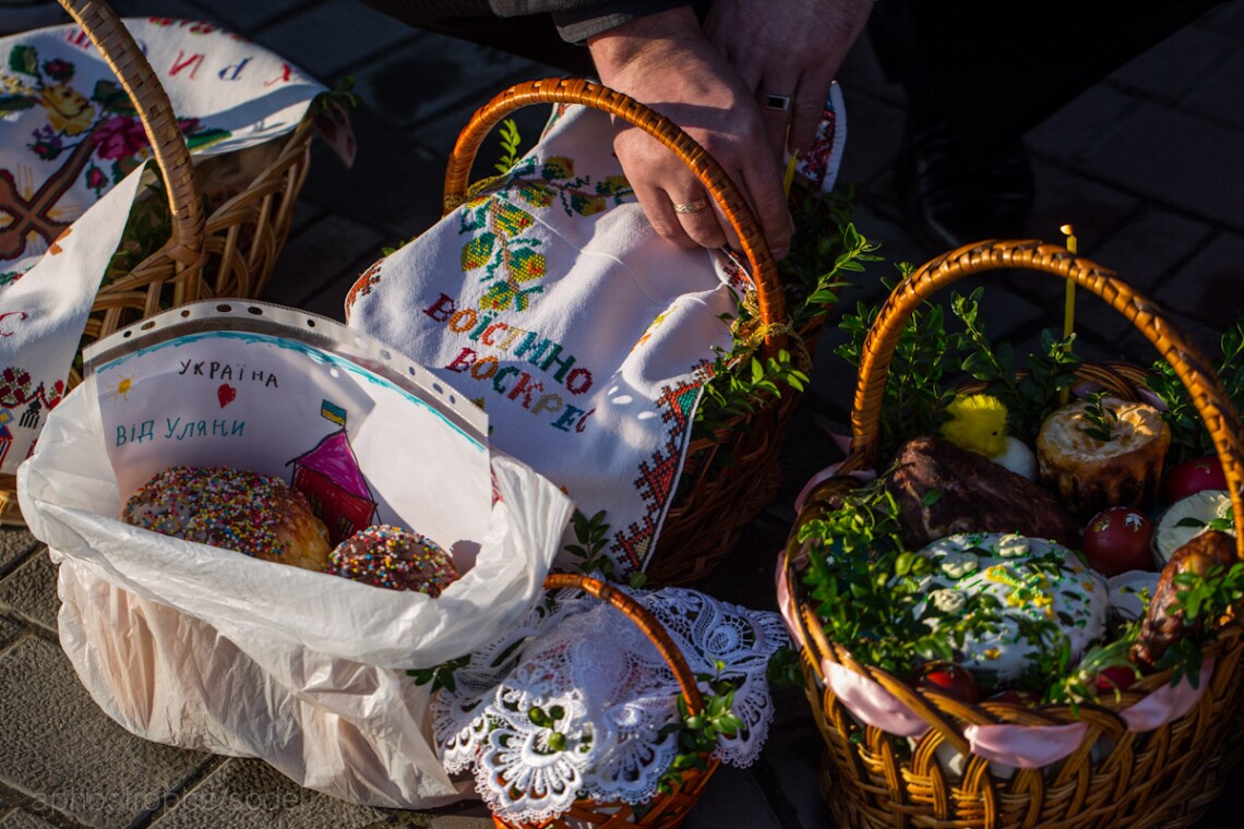 В Киеве праздничные пасхальные богослужения проводятся  4 и 5 мая с  учетом комендантского часа.