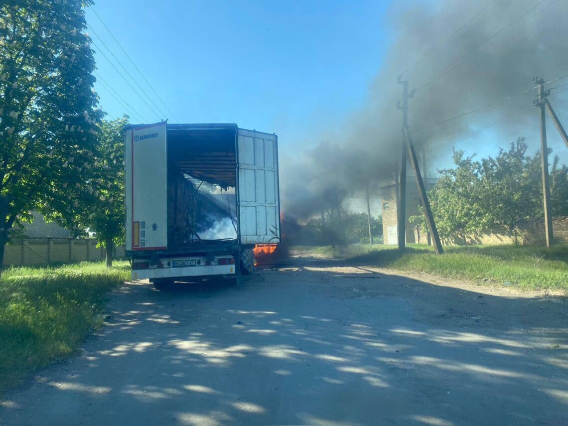 В Бериславе на Херсонщине российские беспилотники атаковали грузовик с питьевой водой, он загорелся.