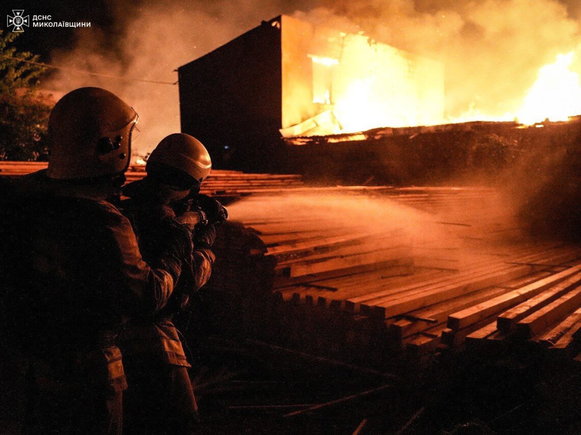 На деревообрабатывающем предприятии в Ингульском районе Николаева произошел масштабный пожар.