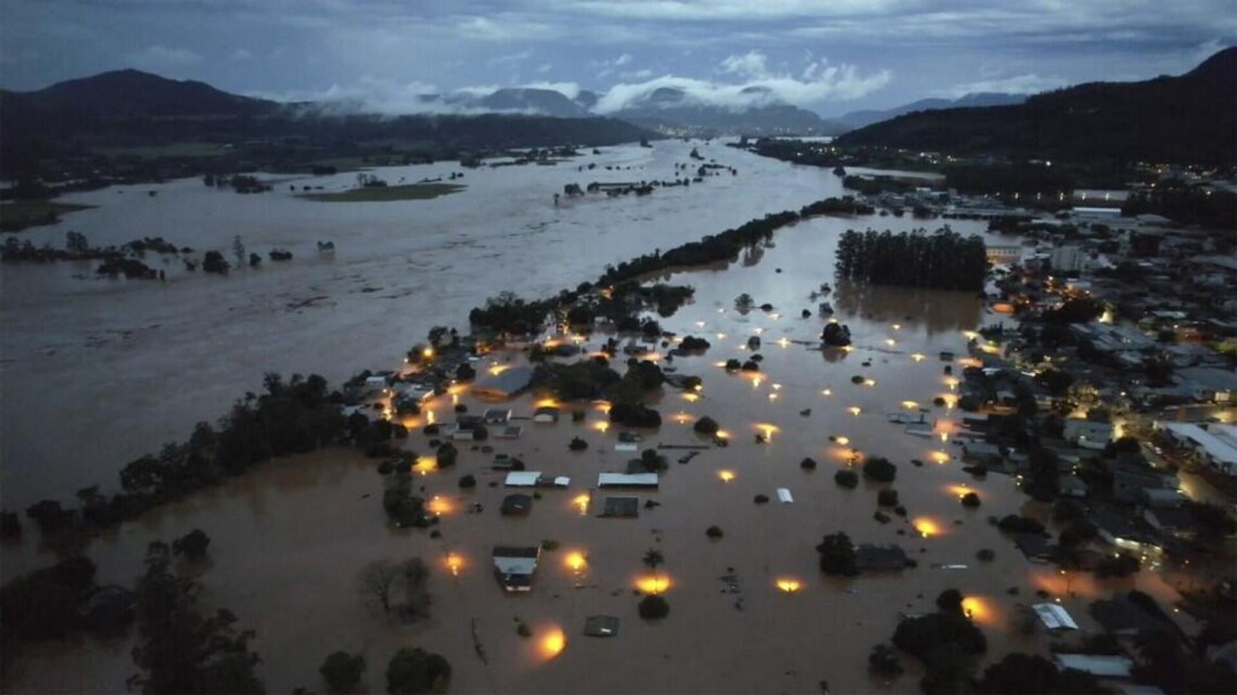 Жертвами проливных дождей в южном бразильском штате Риу-Гранди-ду-Сул стали 57 человек, десятки человек пропали без вести.