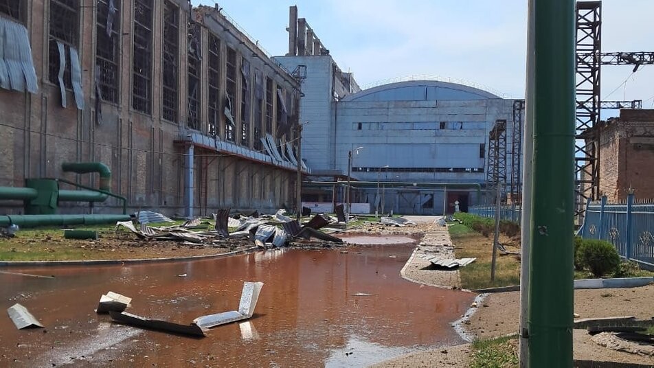 Россияне ударили пятью ракетами по Славянской ТЭС в Николаевке Донецкой области. В ходе обстрела был поврежден ряд объектов на территории станции.
