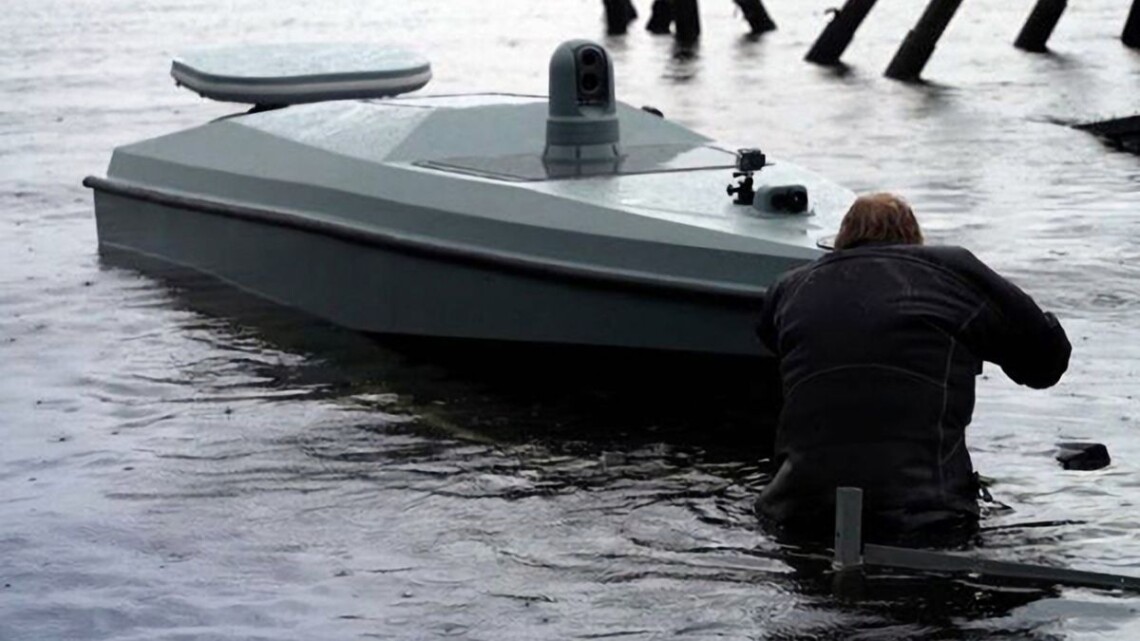 Морской дрон Magura V5 поразил российский катер в оккупированном Крыму в районе бухты Узкая.