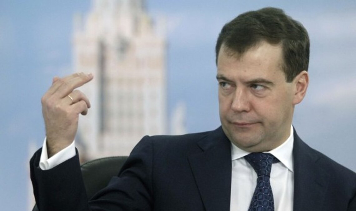 Медведев, намекая на применение ядерного оружия, заявил, что если западные страны введут войска в Украину, наступит мировая катастрофы.
