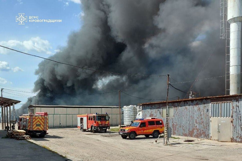 На предприятии по производству лакокрасочной продукции в Кропивницком вспыхнул пожар. В ГСЧС заявили, что это чрезвычайное событие техногенного характера.