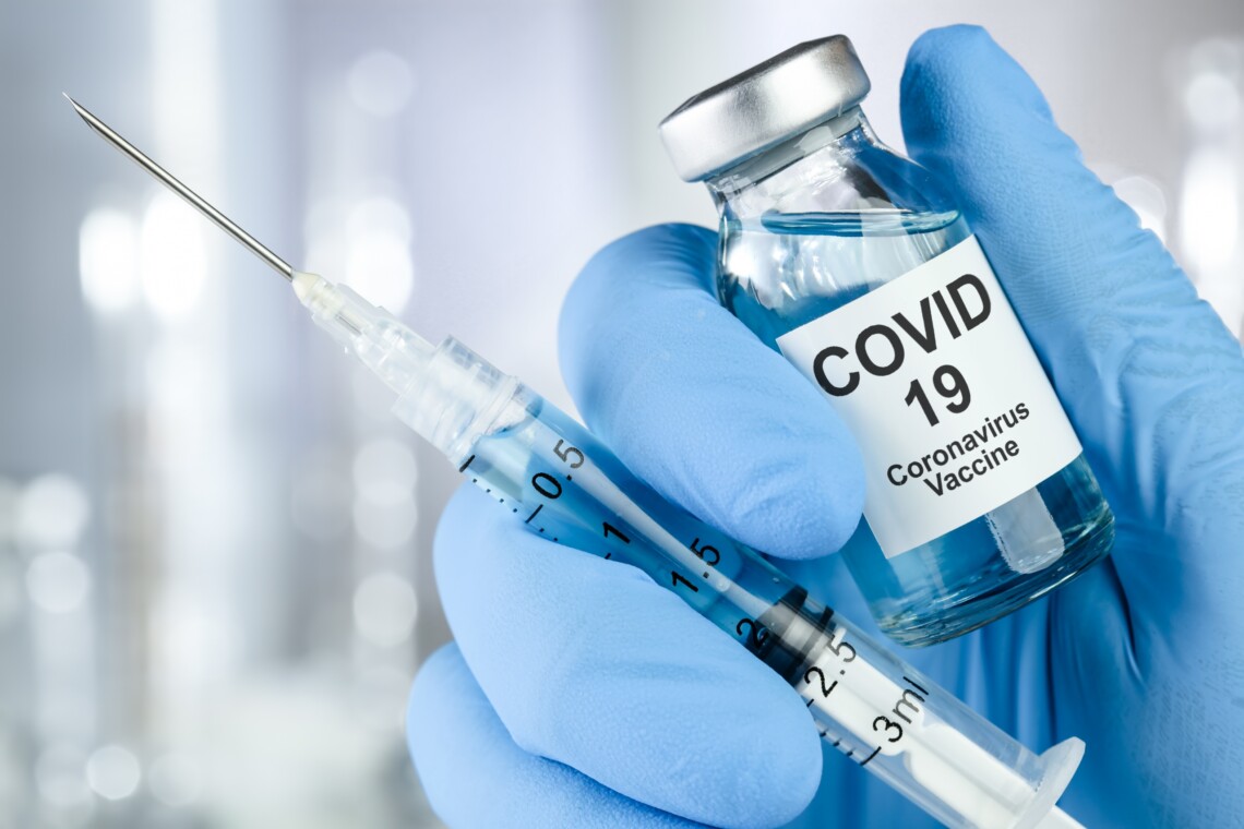 Ученые из Кембриджа представили вакцину от коронавируса, включая разновидности, о которых пока ничего не известно.