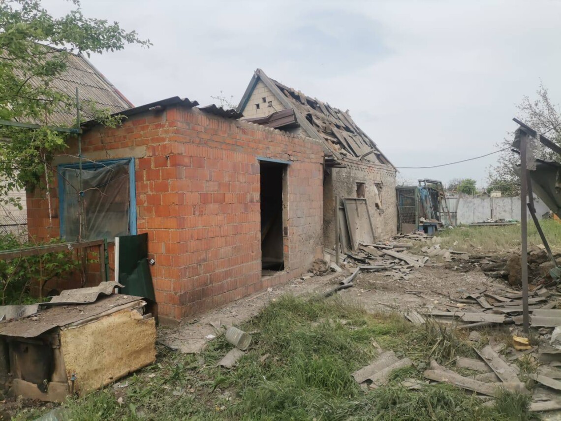 Вследствие авиаудара в Камышевахе Запорожской области ранен мужчина, повреждены здания, возник пожар.