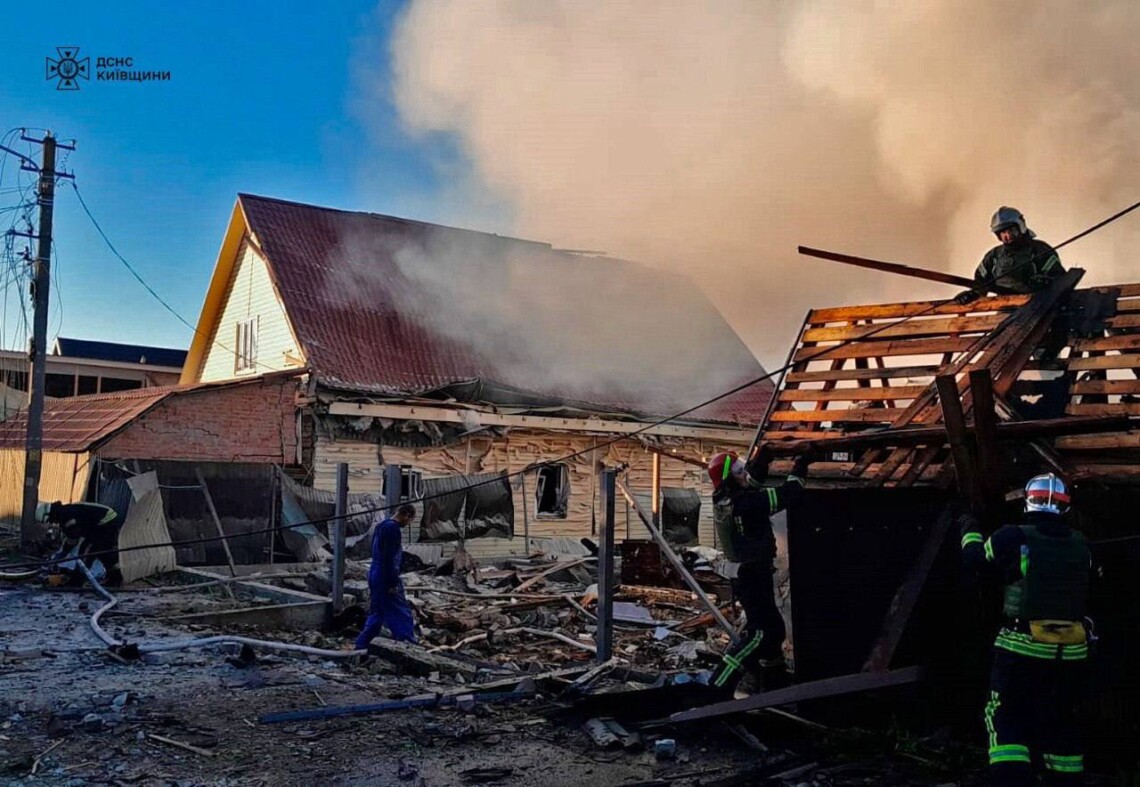 В Киевской области в результате ночной атаки уничтожены и повреждены частные дома, спасатели тушили пожары.